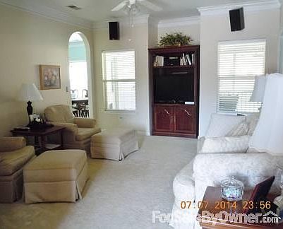 Living Room
						:
						Ceiling fan, high ceilings