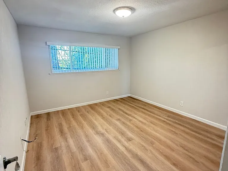 4860 Northlawn Dr — Photo 17