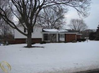 31520 Mayfair Ln, Beverly Hills, MI 48025