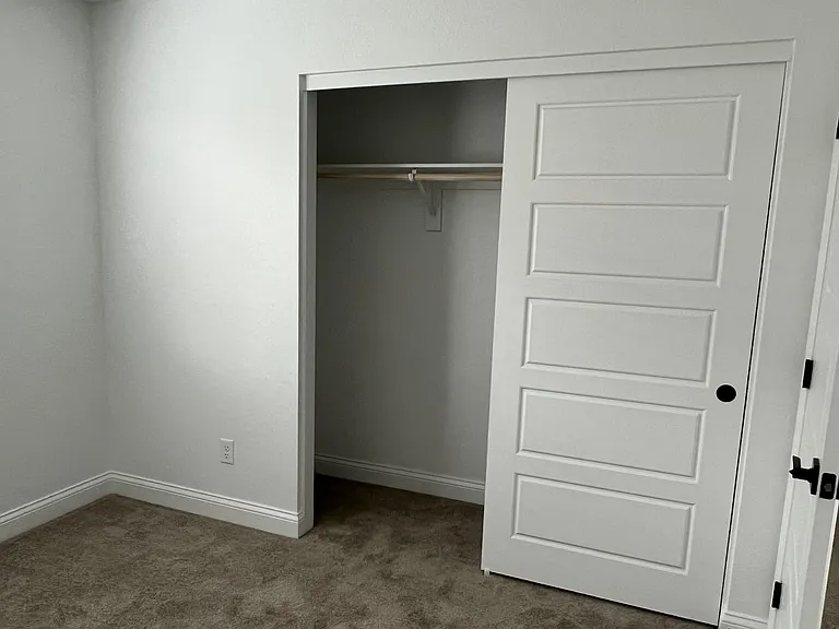 Bedroom 4 Closet