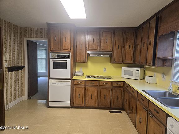 3rd image of 1427 E Martin Luther King Drive