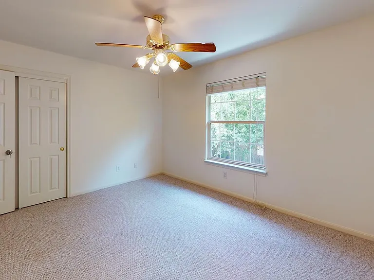 702 Dover Ln — Photo 11