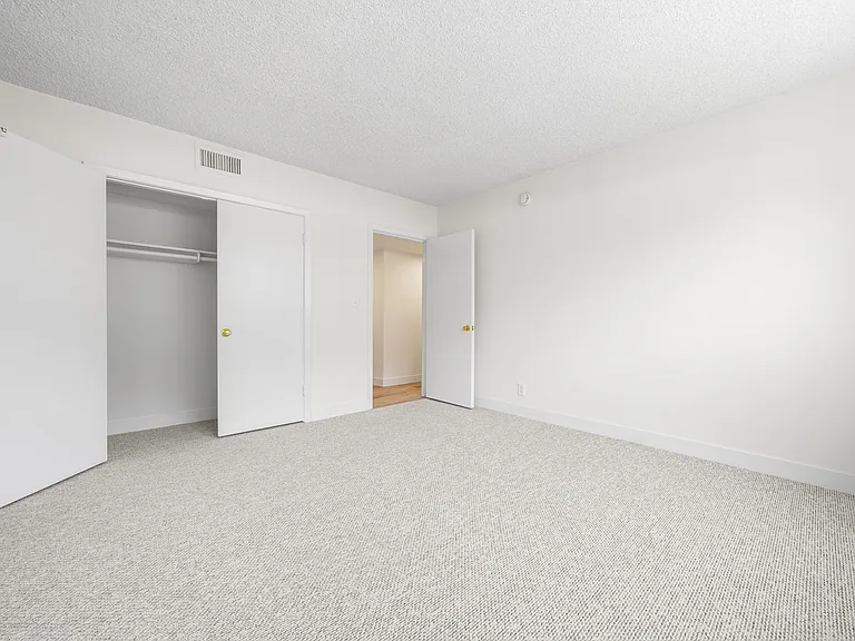 221 S Reeves Dr — Photo 10