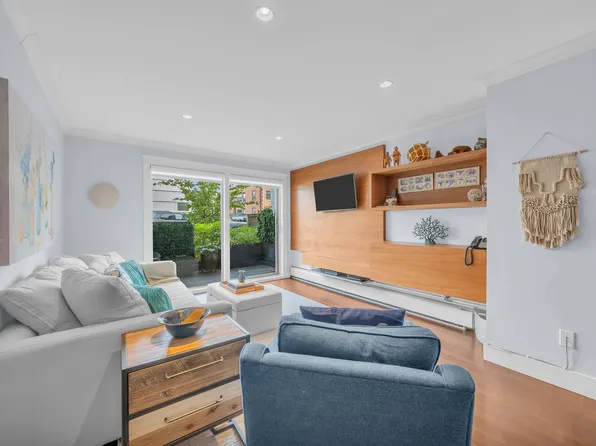 2040 Cornwall Ave #111, Vancouver, BC V6J 1E1