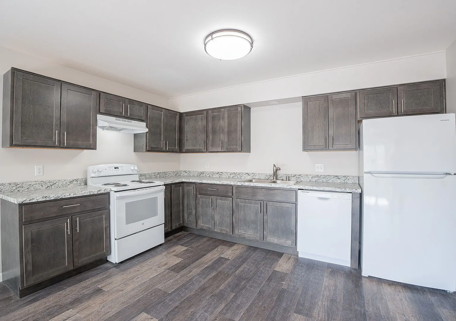 2109 Lake Point Dr — Photo 4