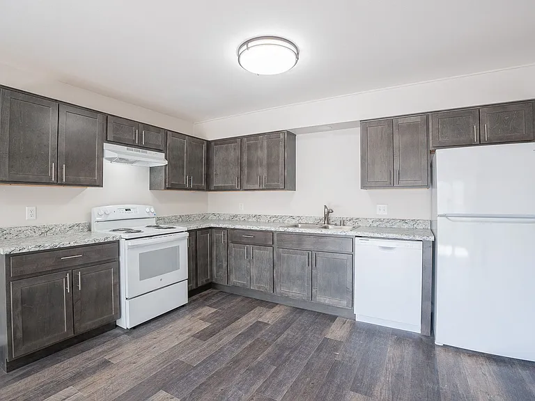 2109 Lake Point Dr — Photo 4