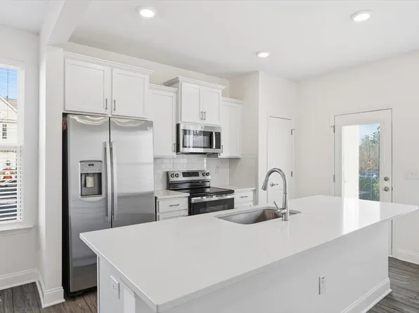 11 Wildflower Cir, Clayton, NC 27520