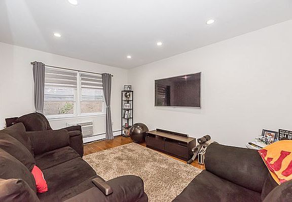 5th image of 25-02 Crescent St #11