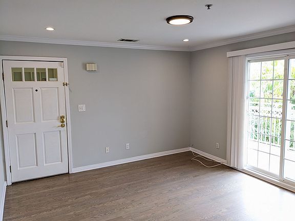 2nd image of 1927 Cloverfield Blvd APT 3