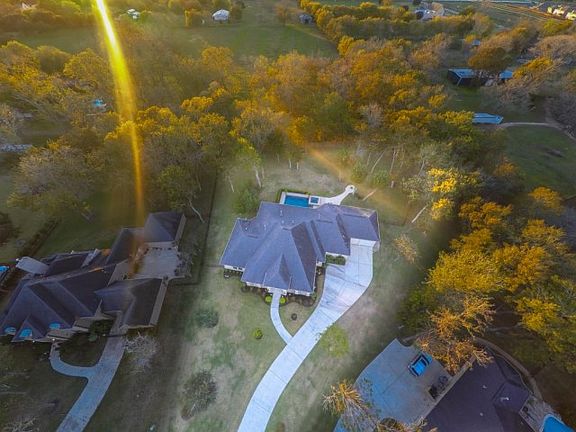 2nd image of 2621 Creektrail Ln