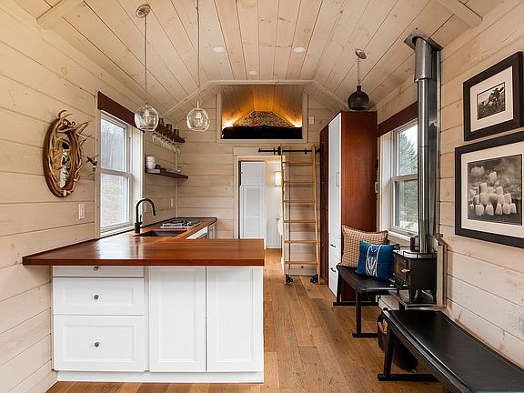 Kitchen with 2 stool space