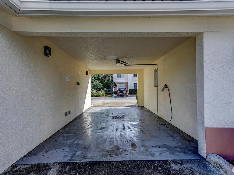 9303 Myrtlewood Cir W — Photo 28