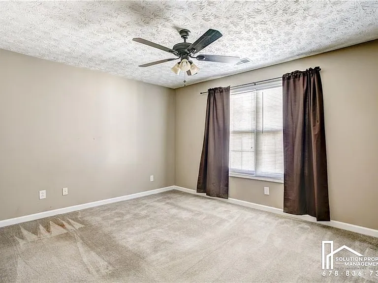 709 Bedford Ct — Photo 9