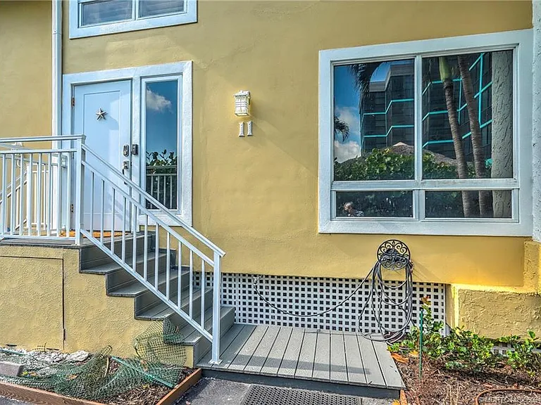 245 NE Macarthur Blvd #11 — Photo 3