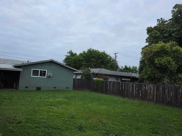 1382 Bancroft Ave — Photo 2