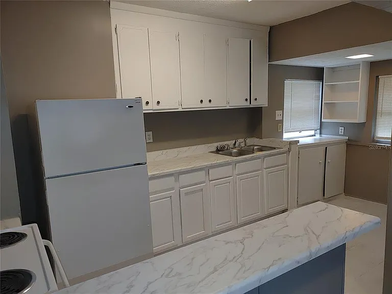 1090 Saint Clair St — Photo 4