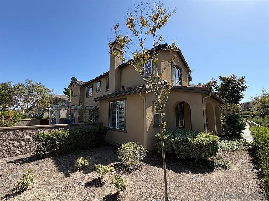 4 bed, 2.5 bath, 2075 sqft, $5,250 — Photo 1