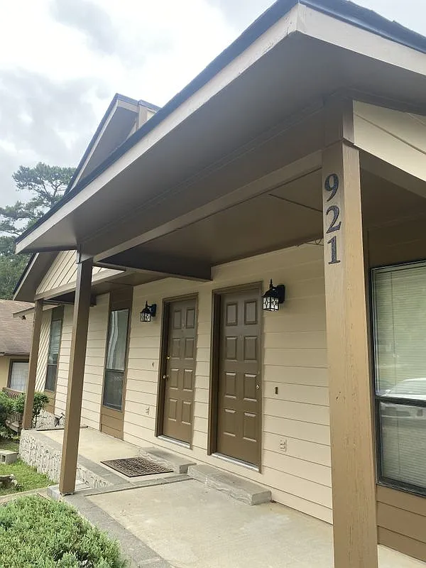2 bed, 1.5 bath, 900 sqft, $1,142 — Photo 3