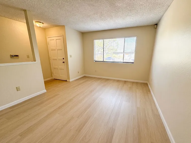942 Marie Ave — Photo 3