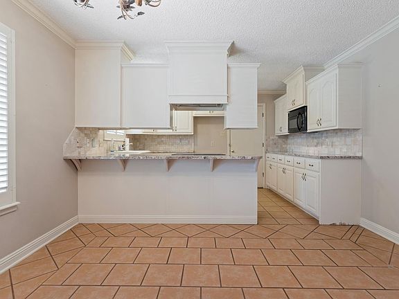 5th image of 905 W 6th St