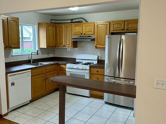 5th image of 107 Beach St
