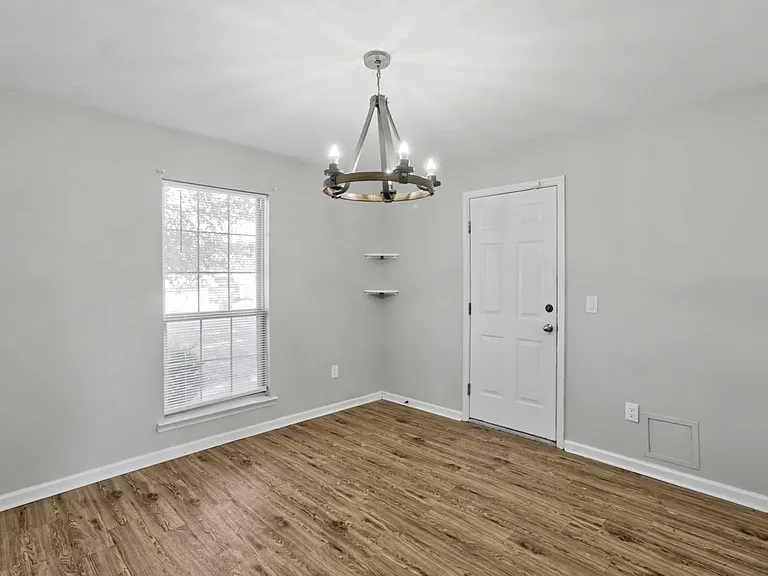 404 Clairemore Cir — Photo 7