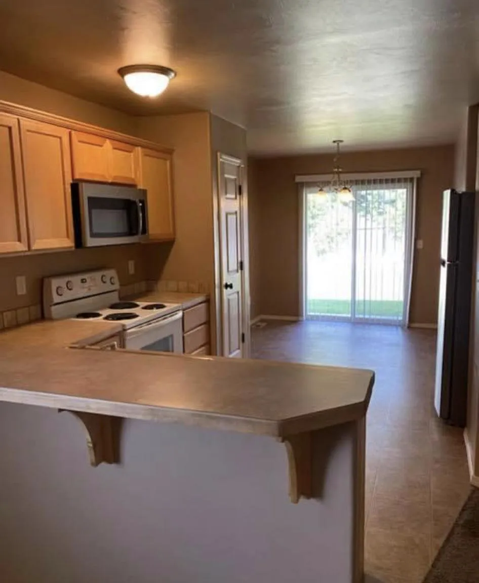 3 bed, 1332 sqft, $1,650 — Photo 4