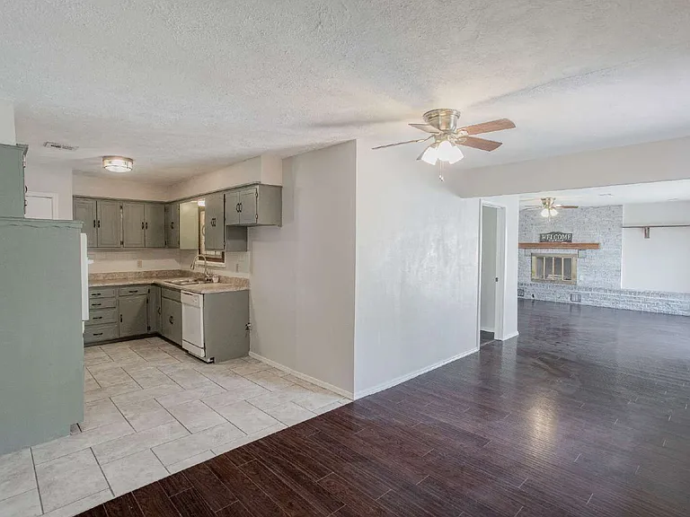 1041 SW 2nd St — Photo 7