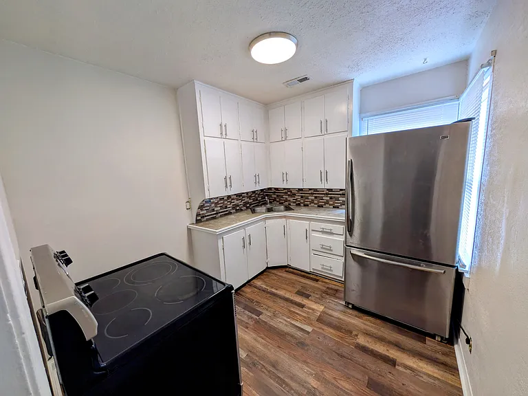 302 N Fern Ave #1 — Photo 4