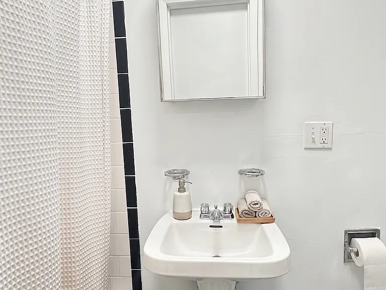 206 E 6th St #11 — Photo 4