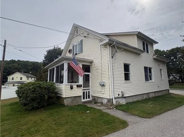 1888 Mendon Rd, Woonsocket, RI 02895