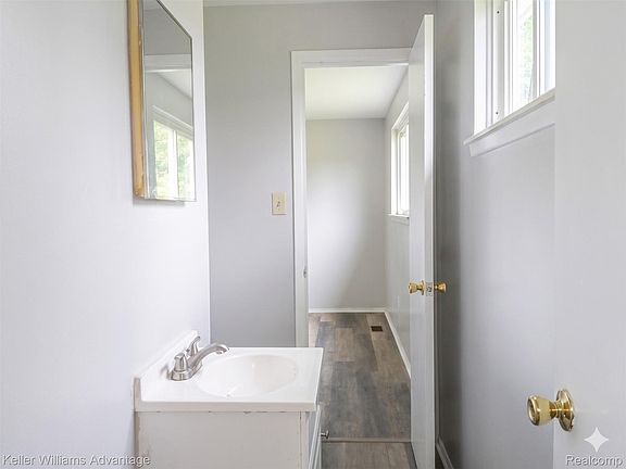4th image of 15587 Oakbrook St