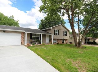 24 Universal Dr, Saint Peters, MO 63376