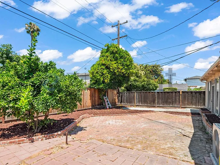 1835 Catherine St — Photo 29