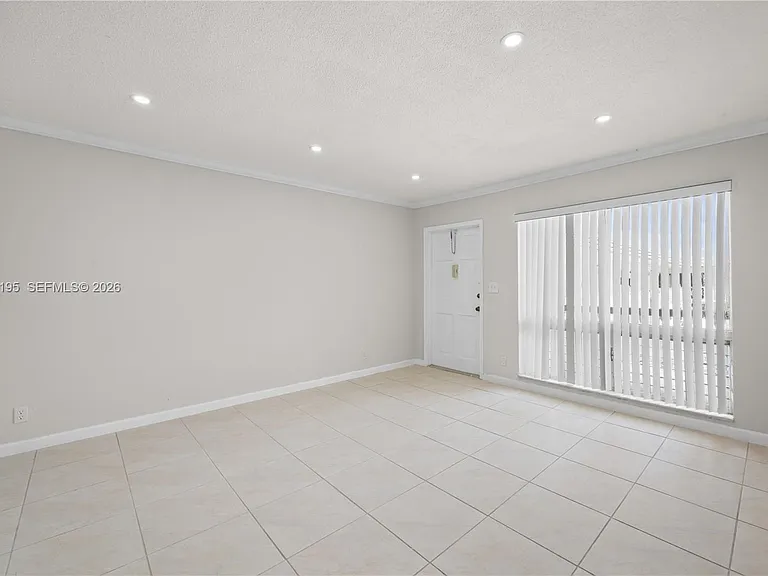 5450 Hollywood Blvd #202 — Photo 6