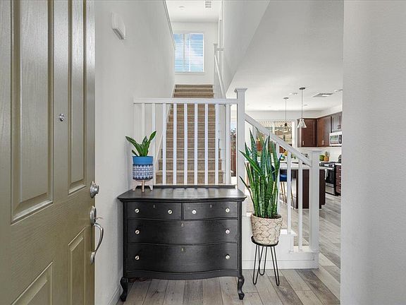 4th image of 880 Amore St