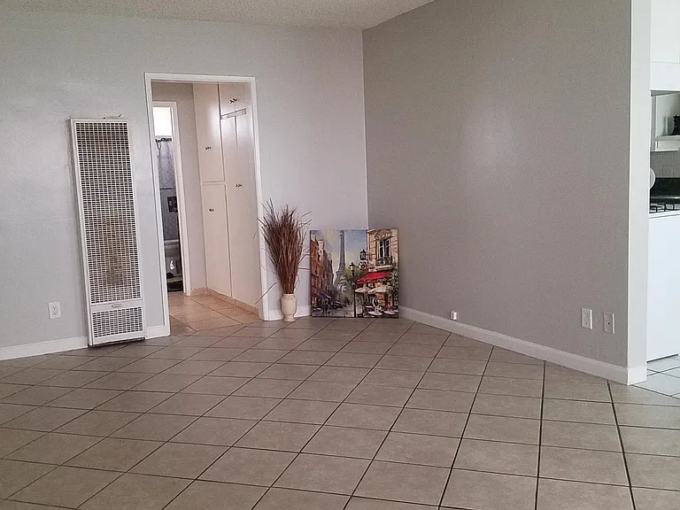 14015 Oxnard St — Photo 11