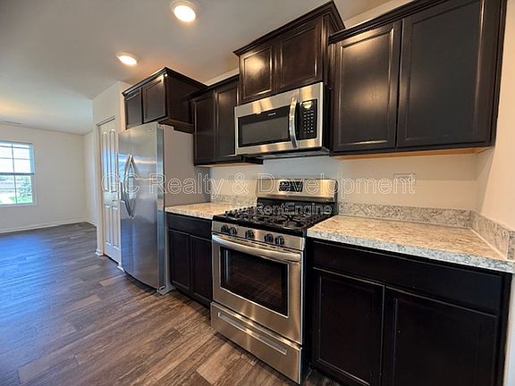 5th image of 2372 Upland Rd