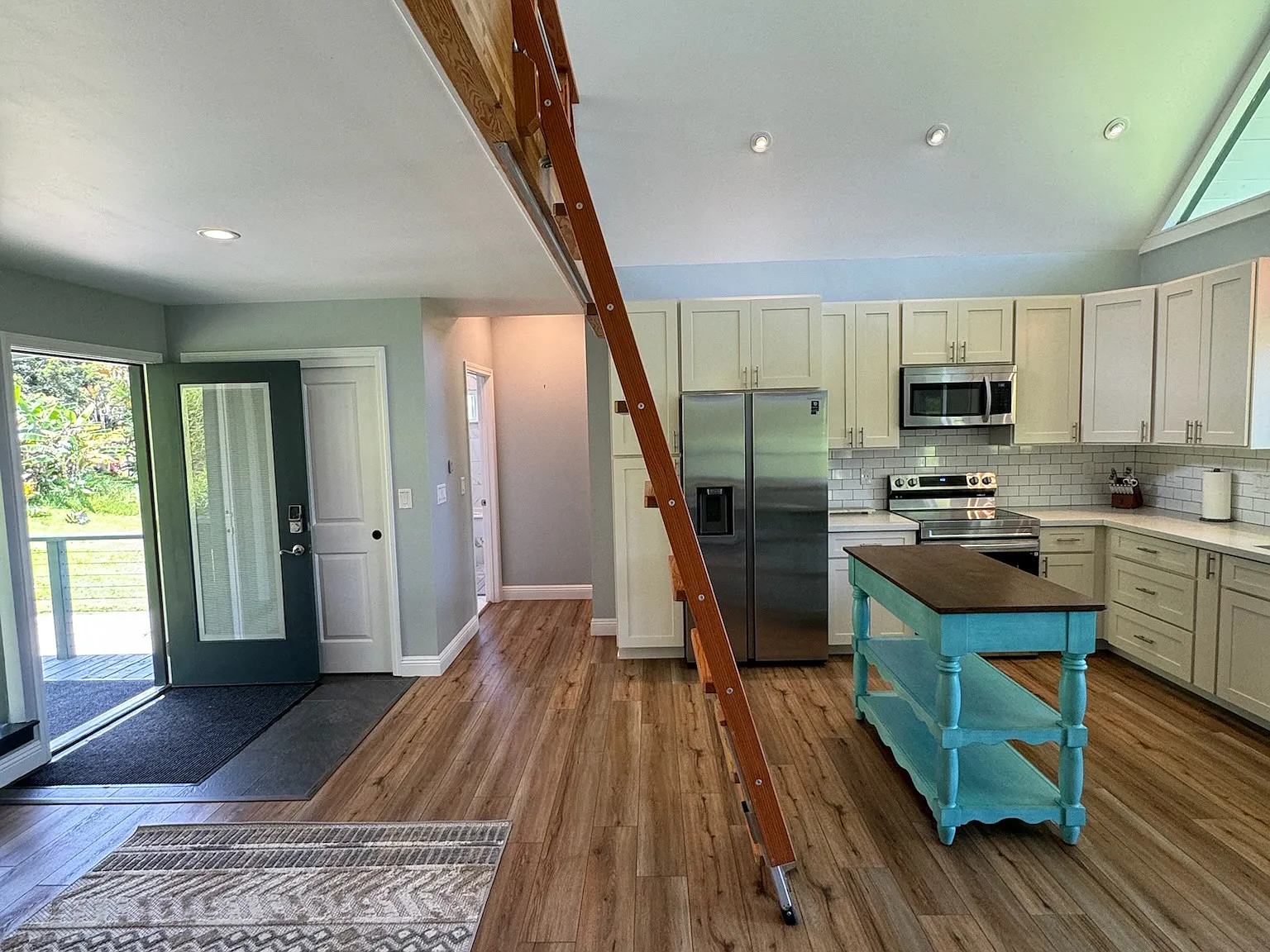 3 bed, 900 sqft, $3,400 — Photo 4