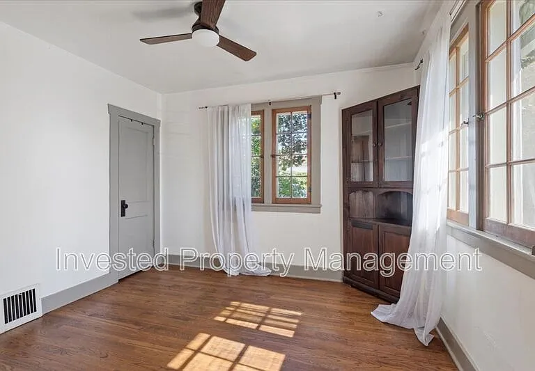 3077 Benton St — Photo 16