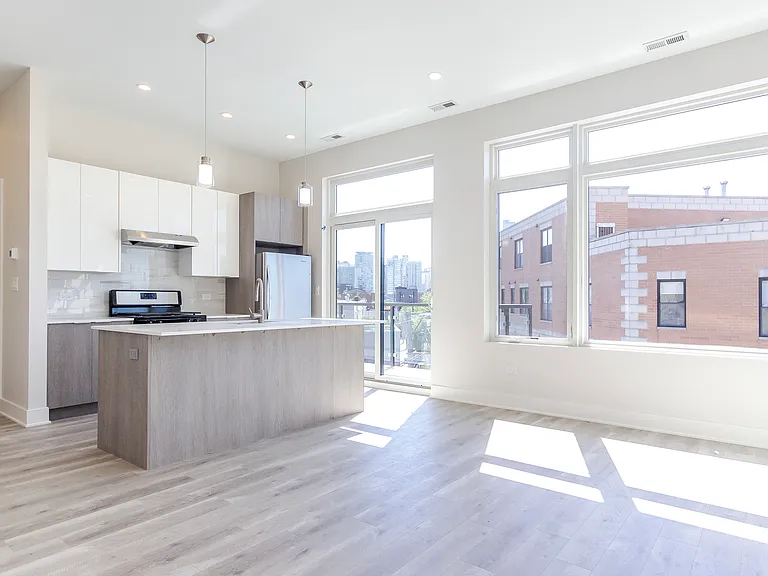 662 N Sangamon St #202 — Photo 1