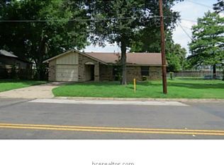 206 W Brenken St, Hearne, TX 77859