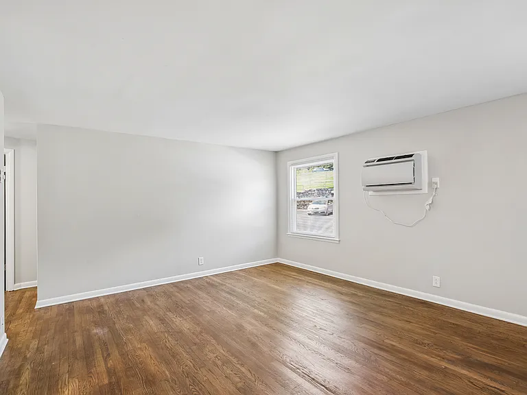 Roberts Park Apartments — Photo 15