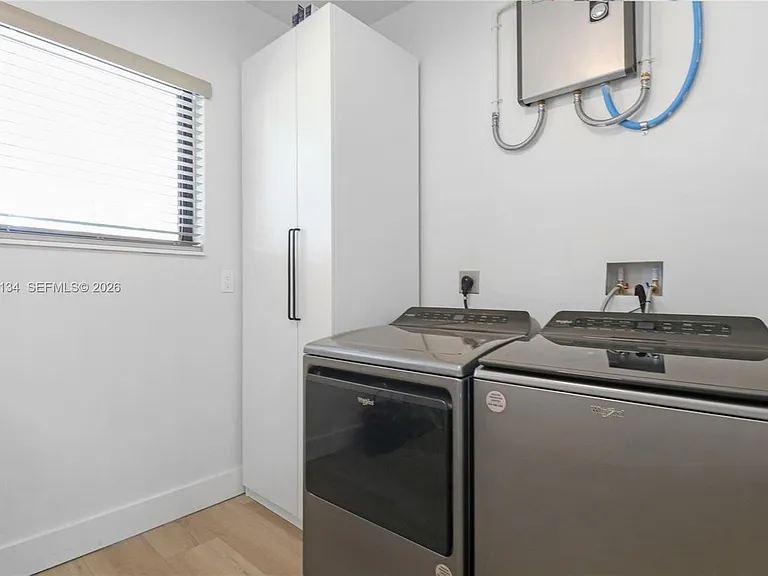 811 NE 17th Ct #0 — Photo 17