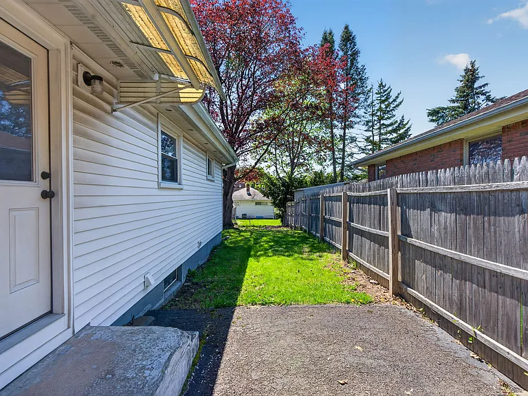 614 Park Ave — Photo 33