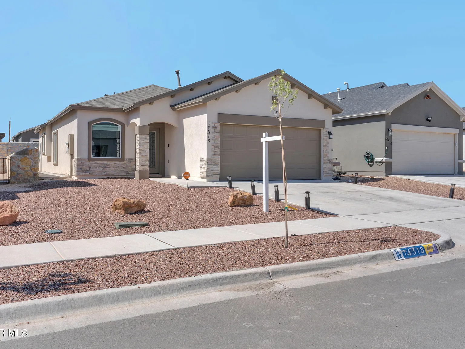 3 bed, 2.0 bath, 1374 sqft, $1,900 — Photo 4