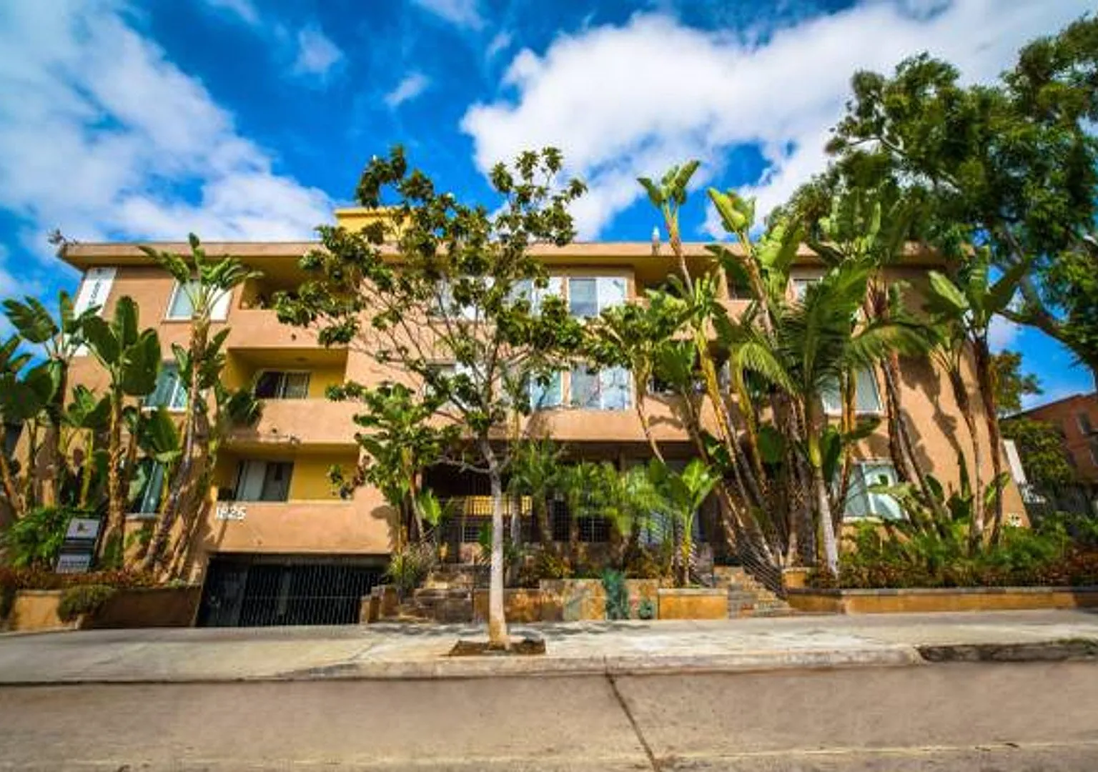 Hollywood Colony — Photo 1