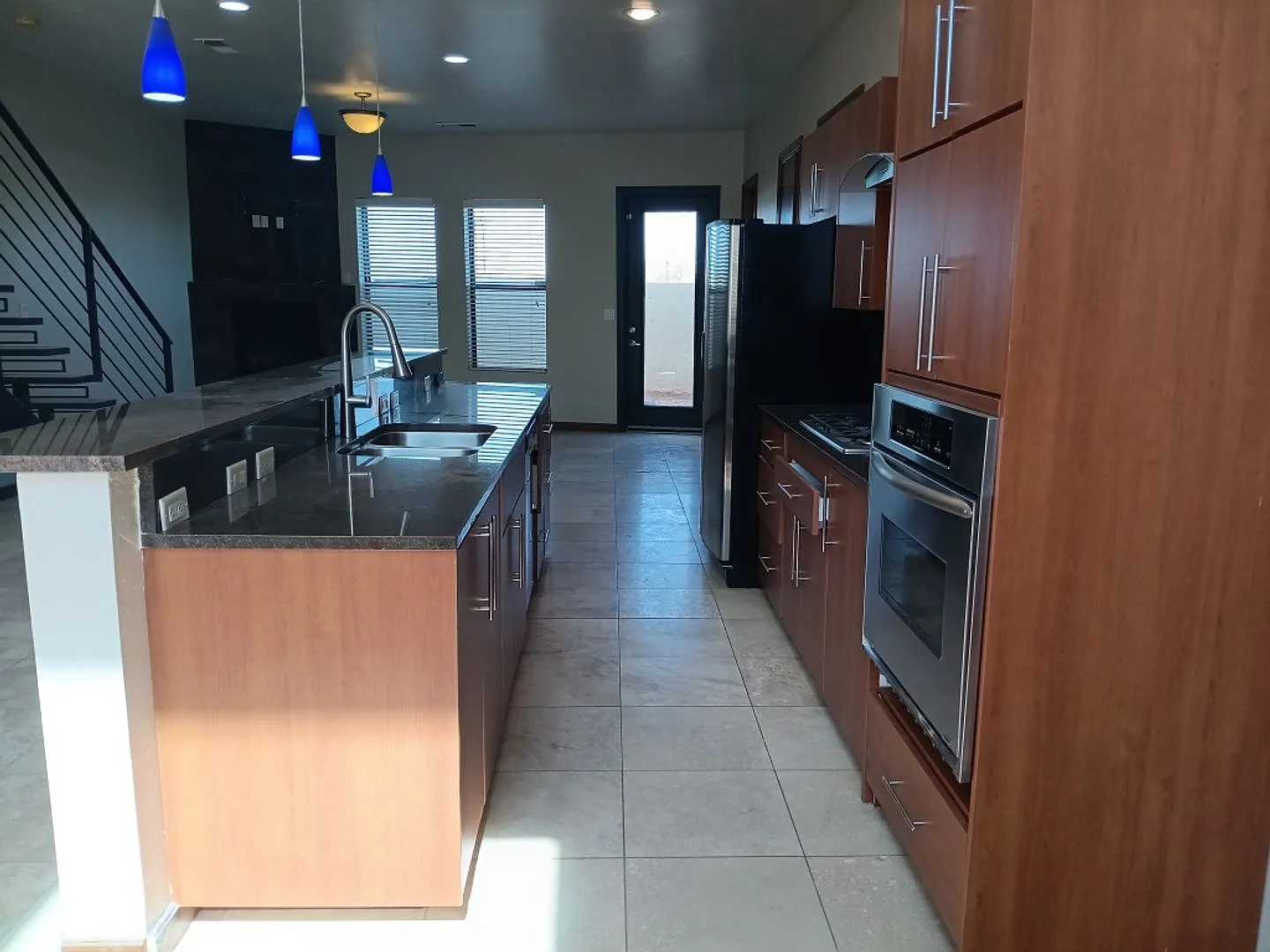 915 Edith Blvd NE — Photo 3