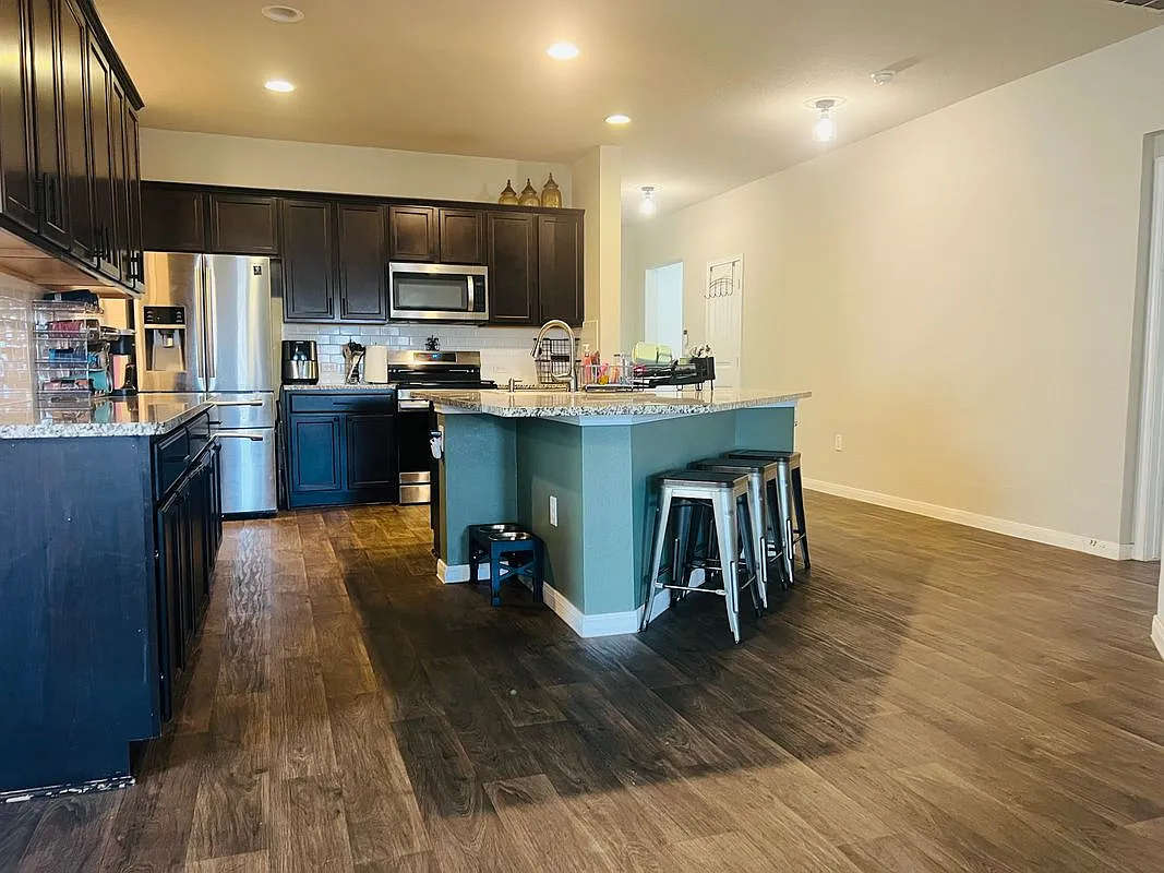 4 bed, 2.0 bath, 2020 sqft, $2,000 — Photo 2