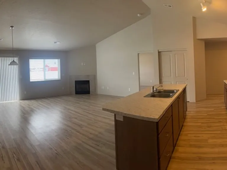 510-512 S Moen St — Photo 4